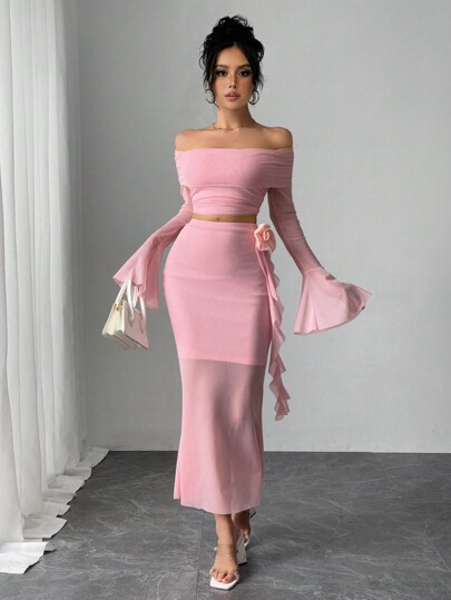 مجموعة قطعتين من جزء علوي قصير بأكمام طويلة وتنورة ضيق